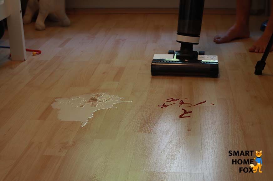 Vor der Reinigung auf hartem Boden: Zwei Flecken: Haferflocken und Ketchup